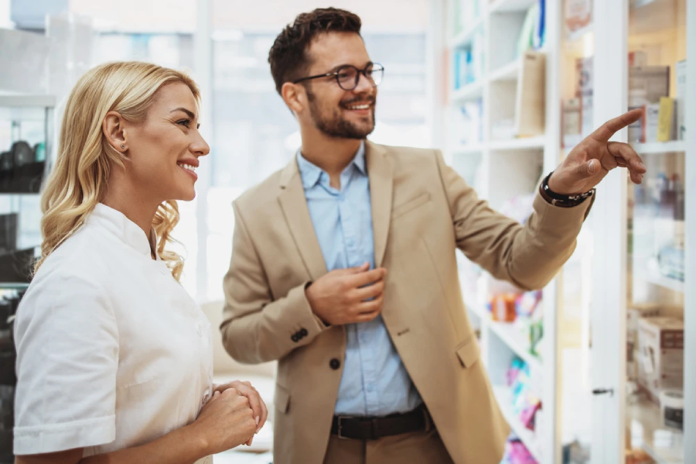 Is owning a pharmacy profitable in Canada? - Pharmacy consultant talking to pharmacy technician about average pharmacy profit on prescriptions